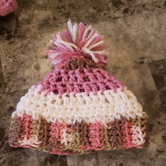 Hand made soft and cuddly baby blanket and beanie - Picture 2 of 3